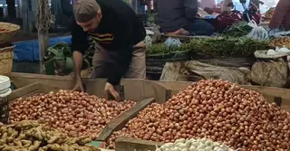 হিলিতে সপ্তাহ ব্যবধানে পেঁয়াজের দাম কেজিতে বেড়েছে ৪০ টাকা